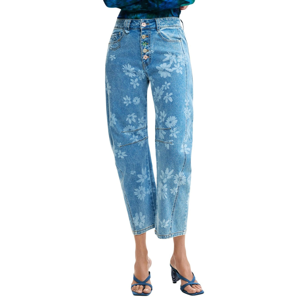 Jeans balloon Desigual; stampa floreale blu, 99% cotone, vita media, tasche laterali. Fit ampio e design estivo. Vista frontale
