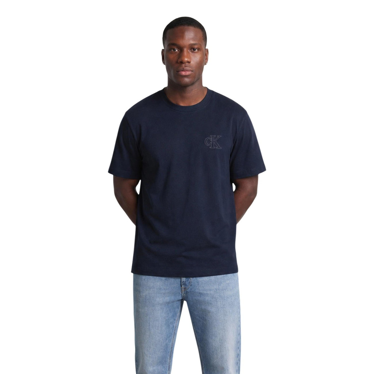 T-shirt Blu navy Calvin Klein; Logo Goffrato in rilievo. 100% Jersey di Cotone. Vestibilità regolare, girocollo a costine, morbidezza premium. Stile minimalista e ricercato. Vista frontale