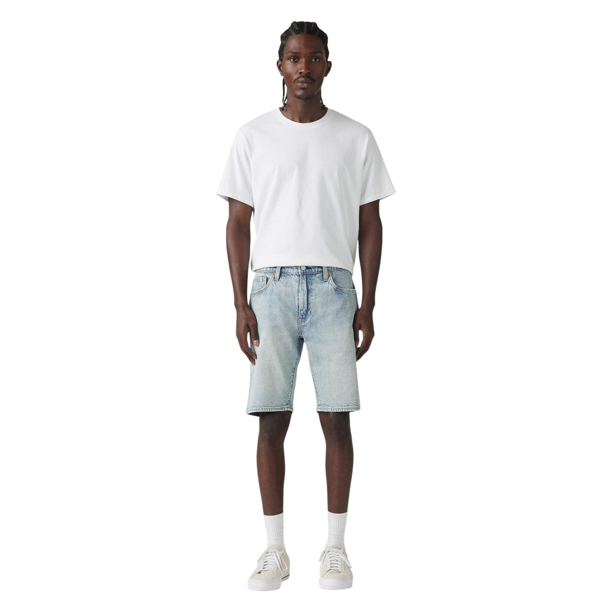 Levi's® 405™ Standard Shorts; denim 5 tasche, gamba dritta, vestibilità regolare. Il pantaloncino di jeans essenziale e versatile. Vista frontale figura intera