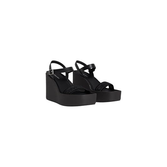 Calvin Klein Wedge Sandals; zeppa 7cm, tecnologia Airfit® anti-fatica, tomaia mesh e ecopelle. Il sandalo platform leggero e iconico. Colore nero vista frontale
