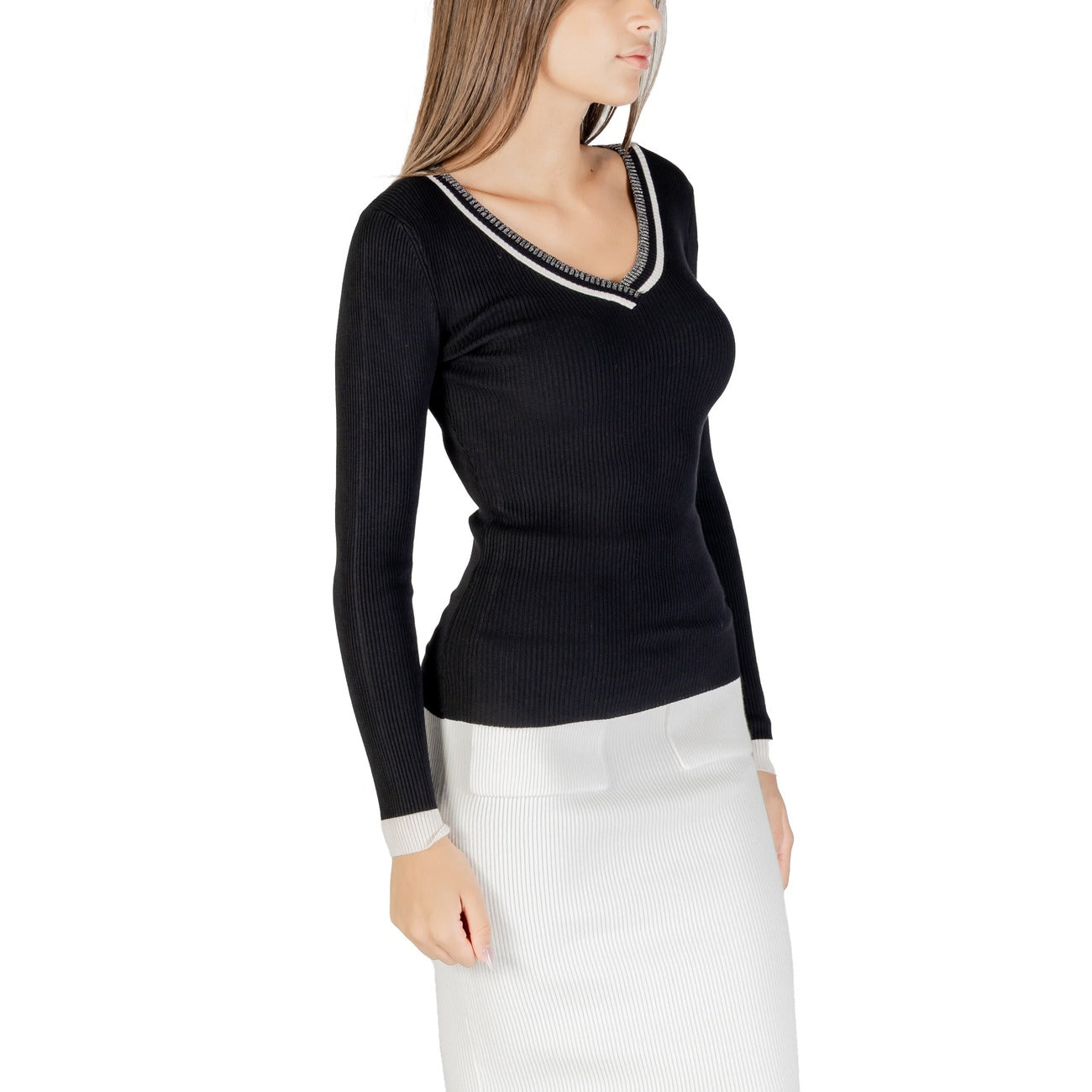 Morgan De Toi Maglia nera MGALA; maglieria fine a costine in misto viscosa, scollo a V e bordi contrastanti. Silhouette femminile e confortevole per un outfit quotidiano sofisticato. Vista laterale