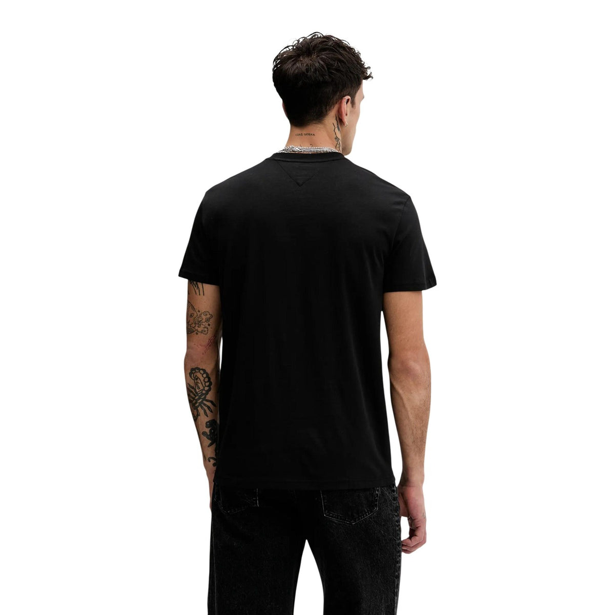 T-shirt Calvin Klein Jeans Nera NYC; 100% Cotone. Logo frontale stampato, maniche corte, vestibilità regular. Capo versatile 4 stagioni, stile casual-urbano autentico. Vista posteriore