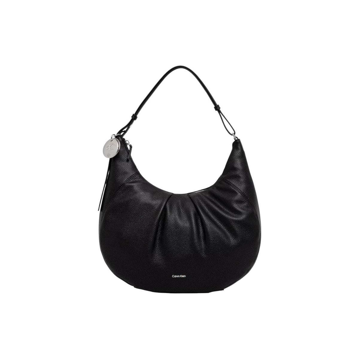 Borsa a Spalla Donna Calvin Klein Engraved; Nero. 100% Poliuretano effetto martellato, chiusura zippata, manico regolabile e finiture metalliche logate. Misure capienti (33x33 cm), stile minimalista 4 stagioni. Vista frontale