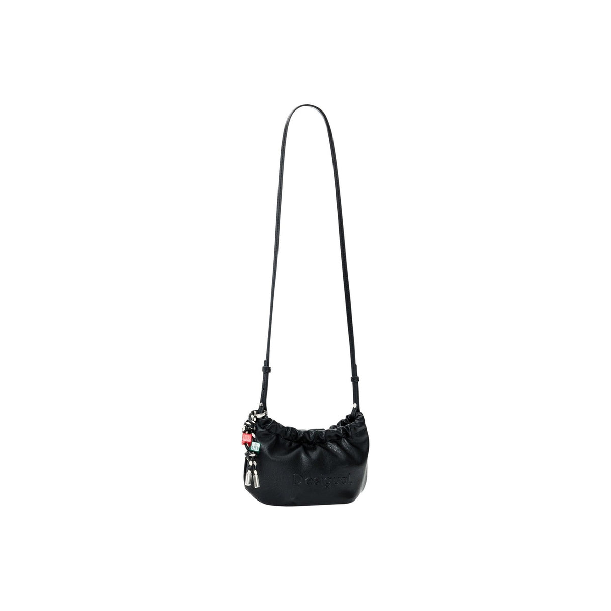 Borsa piccola con tracolla estensibile per portarla a bandoliera, charms con portacarte e logo inciso nello stesso tono. Vista con tracolla