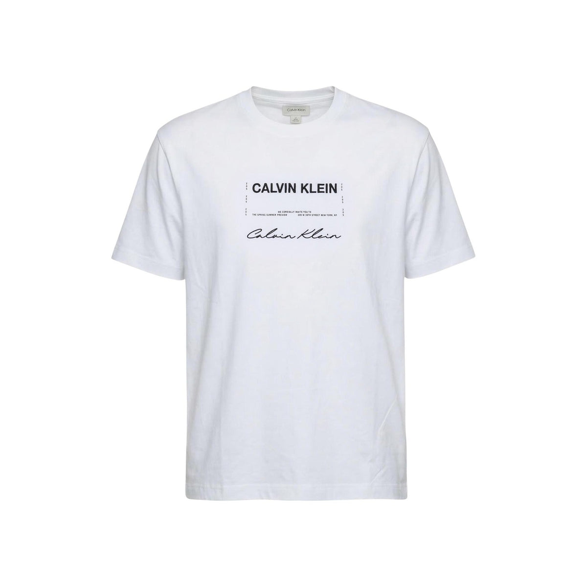 T-shirt CK Jeans LV04RE827G; 100% cotone, regular fit, logo iconico stampato. Maniche corte, scollo tondo, massima traspirabilità. Stile casual dinamico e versatile. Colore bianco vista frontale Stesa