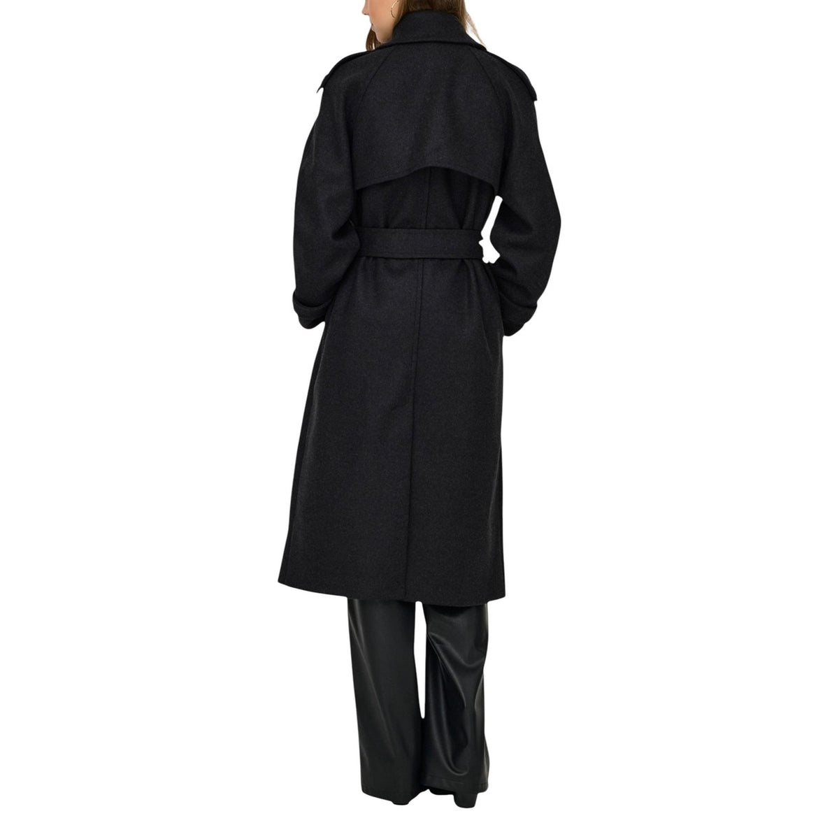Cappotto nero lungo donna Only 15344734 con cintura. Capospalla autunno/inverno elegante con collo a revers, abbottonatura frontale e cintura stringivita.