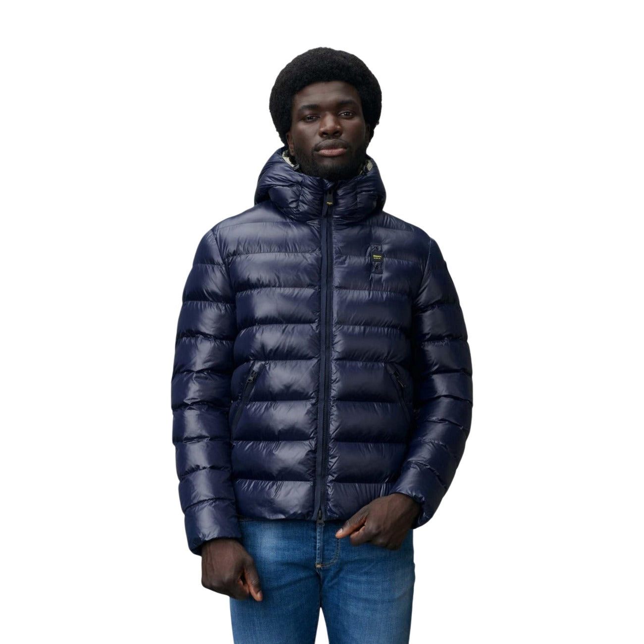 Piumino uomo Blauer blu Adams 26WBLUC02054. Giubbotto corto da uomo nero trapuntato con cappuccio fisso, chiusura zip, tasche laterali e logo Blauer su petto e manica, giacca invernale calda e casual.