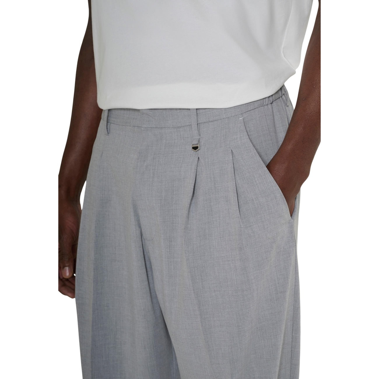 Antony Morato Pantaloni LEON WIDE LEG FIT Uomo Realizzati con una composizione di 66% poliestere, 28% viscosa e 6% elastam/lycra, questi pantaloni assicurano morbidezza, resistenza e una piacevole elasticità