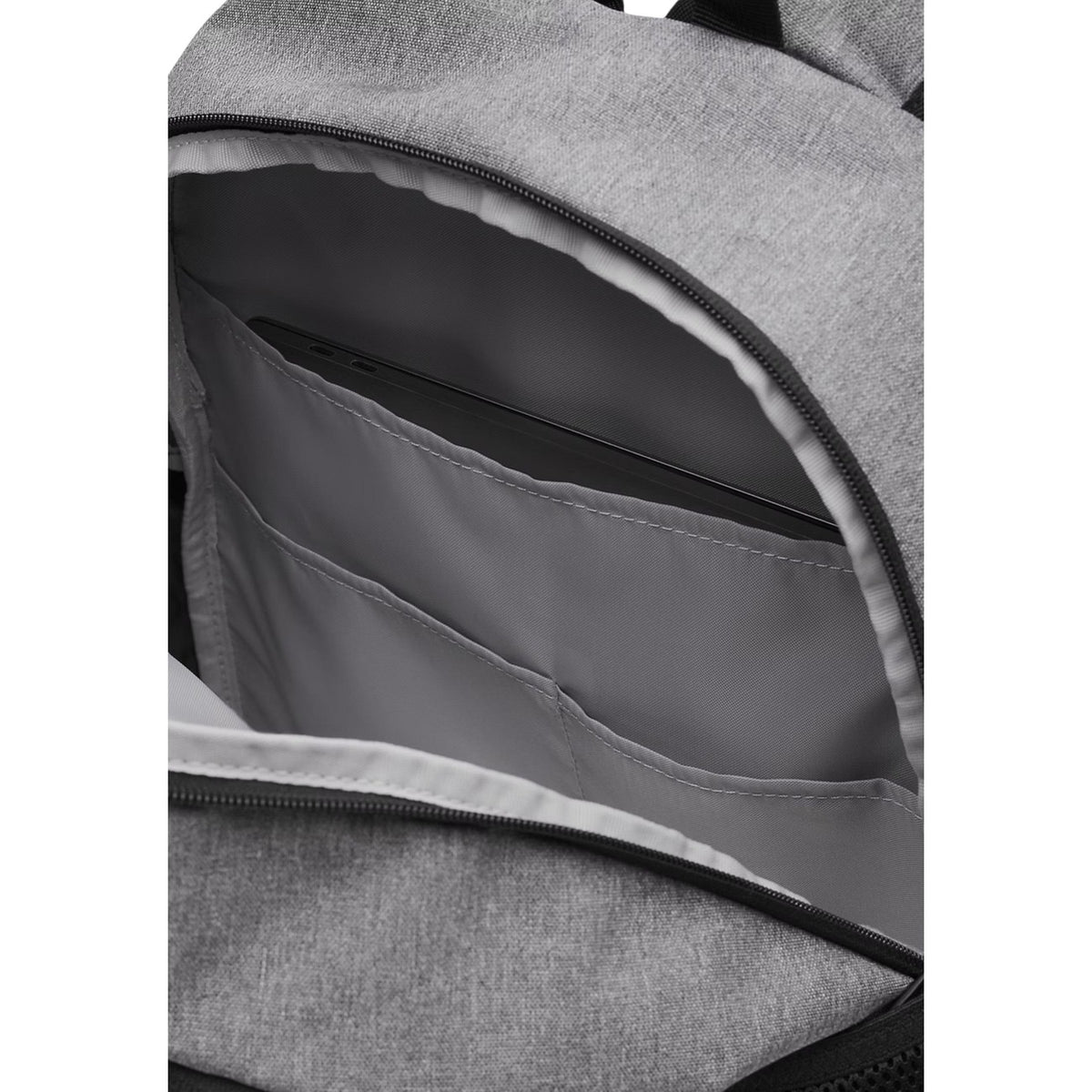 Zaino Uomo Grigio Under Armour Hustle Sport 6.0; Struttura 100% poliestere resistente con chiusura a zip e logo frontale. Sistema elastico porta-accessori, tasche laterali in rete e spallacci comfort regolabili, stile sportivo 4 stagioni. Vista aperta