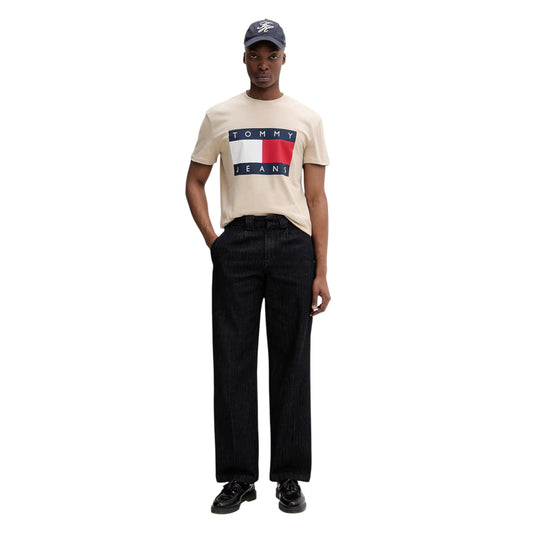 T-shirt Maniche Corte Beige Uomo Tommy Hilfiger Jeans; 100% cotone rigenerato ecosostenibile. Taglio dritto regular fit e scollo tondo girocollo. Stampa logo iconico sul petto, stile casual-luxury 4 stagioni. Figura intera frontale