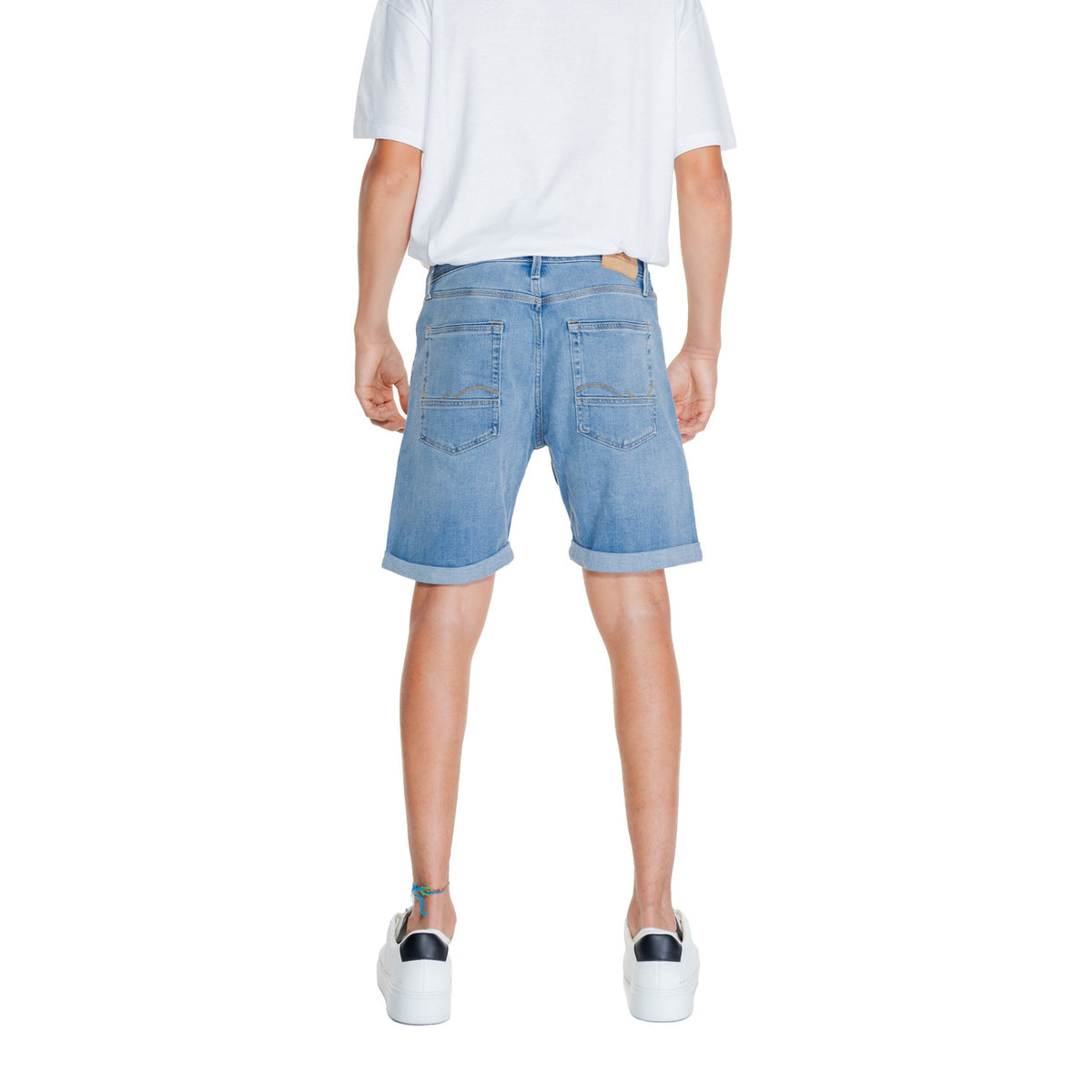 Jack & Jones Jichris Jjwood 12249095, bermuda con risvolto; composizione comfort in cotone e viscosa, linea dritta e dettagli classici, ideali per il tempo libero. Vista posteriore