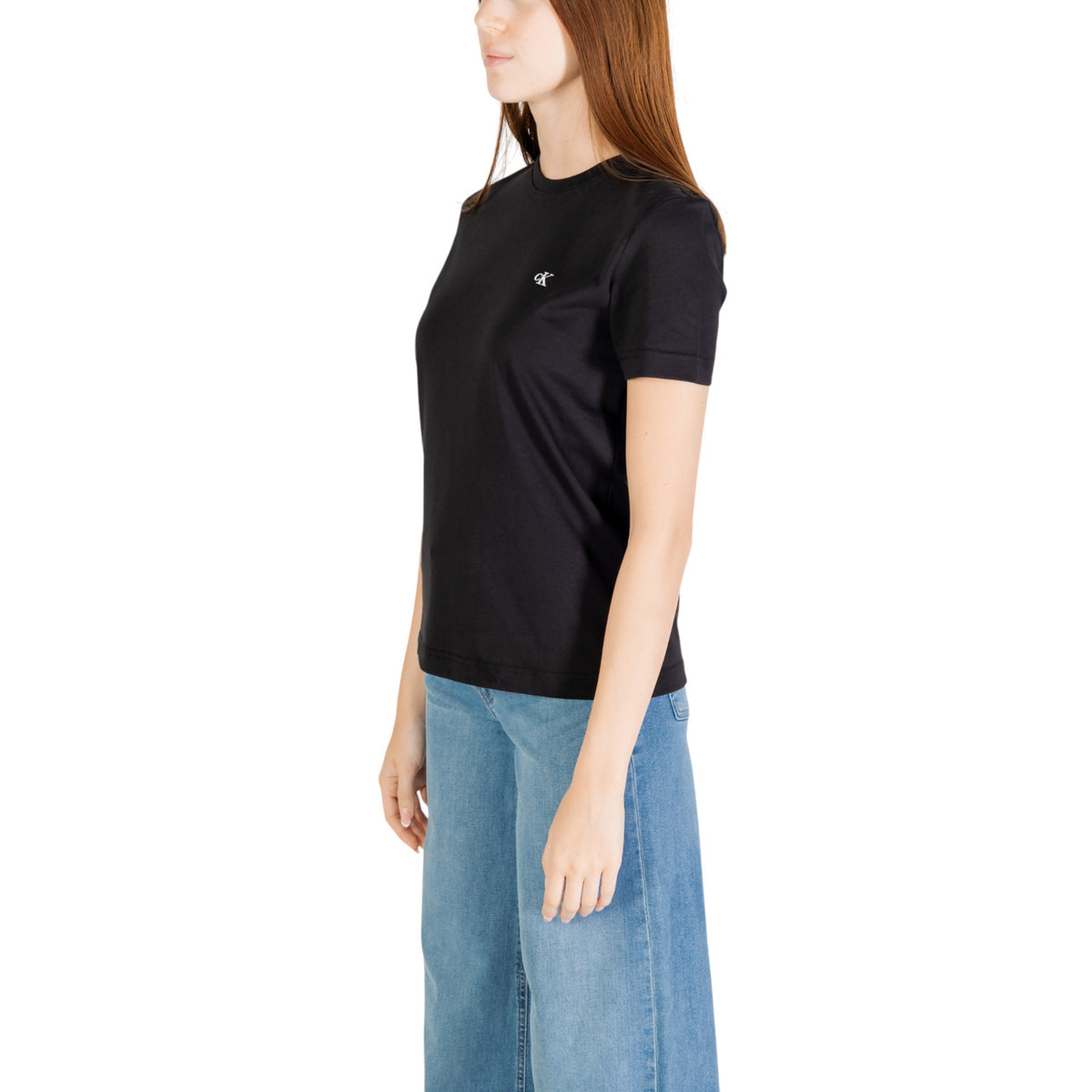 T-shirt Calvin Klein Jeans SS MONOGRAM CREW TEE donna nera con stampa maniche corte scollo tondo 100% cotone - vista laterale indossata da modello