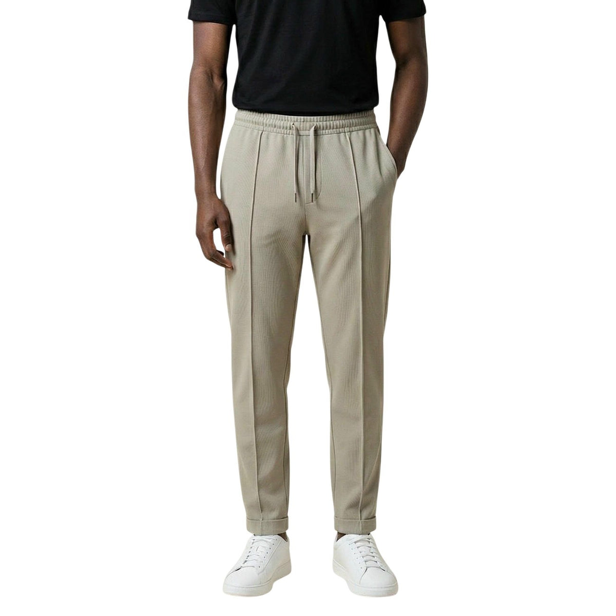 Pantaloni Antony Morato Cody; 55% poliestere, 40% cotone, 5% elastam. Regular fit, vita con coulisse, piega centrale, badge metallico. Pantalone ibrido elegante e confortevole. Colore beige vista frontale