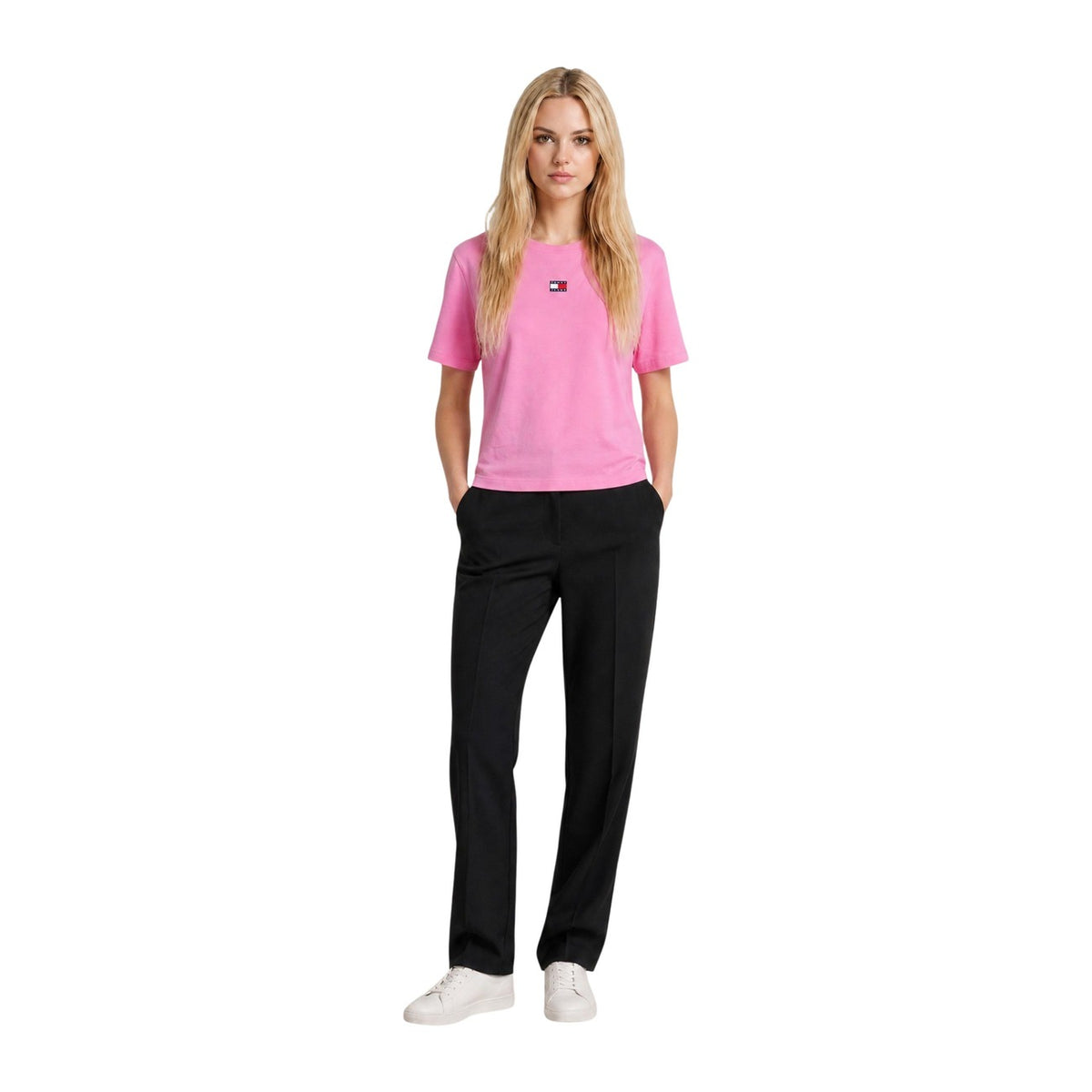 T-shirt Tommy Jeans donna fucsia modello DW0DW22202. Maglietta a maniche corte girocollo in cotone sostenibile fucsia acceso a vestibilità comoda, con patch logo classica Tommy Jeans sul davanti, stile casual e sportivo.