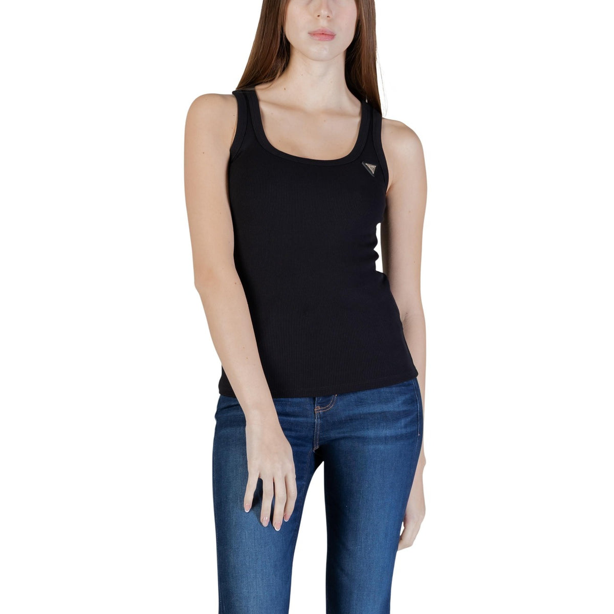 Canotta Guess Active COLETTE RIB TANK a costine donna nera smanicato scollo tondo 94% viscosa 6% elastan - vista frontale indossata da modello