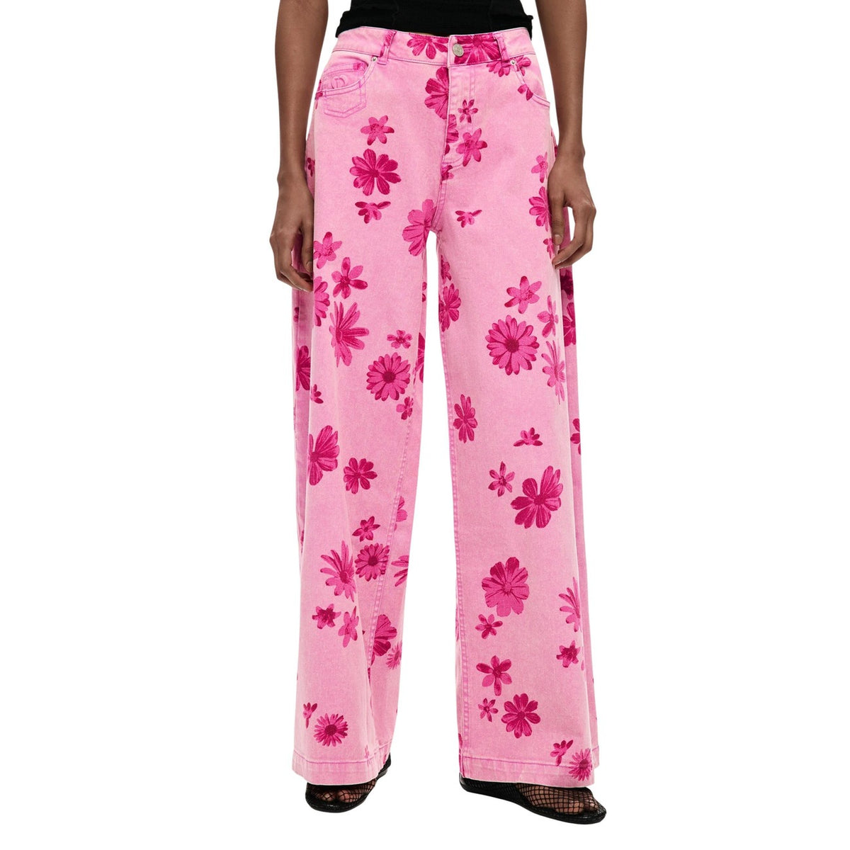 Jeans Wide Leg Floreali SS26; denim stampato, taglio ampio, 5 tasche, materiali eco-sostenibili. Il must-have artistico della stagione. Colore rosa