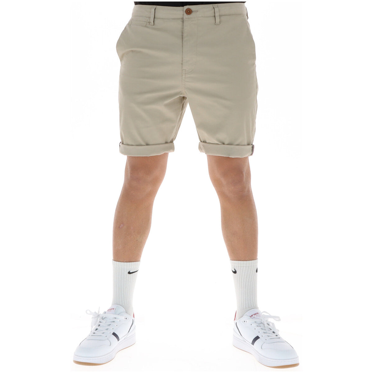 Bermuda beige Chino Shorts Vintage International; 98% cotone, vestibilità slim, modello 4 tasche. Il classico senza tempo per l'estate. Vista frontale