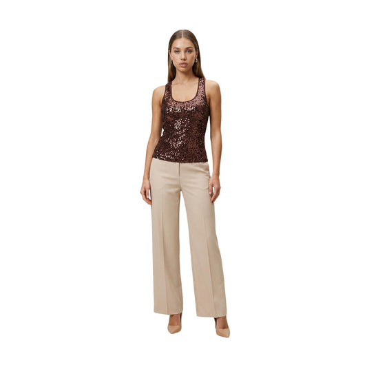 Canotta Artigli ACCN005082; Paillettes all-over. Vestibilità slim, girocollo ampio, poliestere premium. Top donna elegante, luminoso e rifinito per party ed eventi. Colore marrone. Vista frontale Figura intera