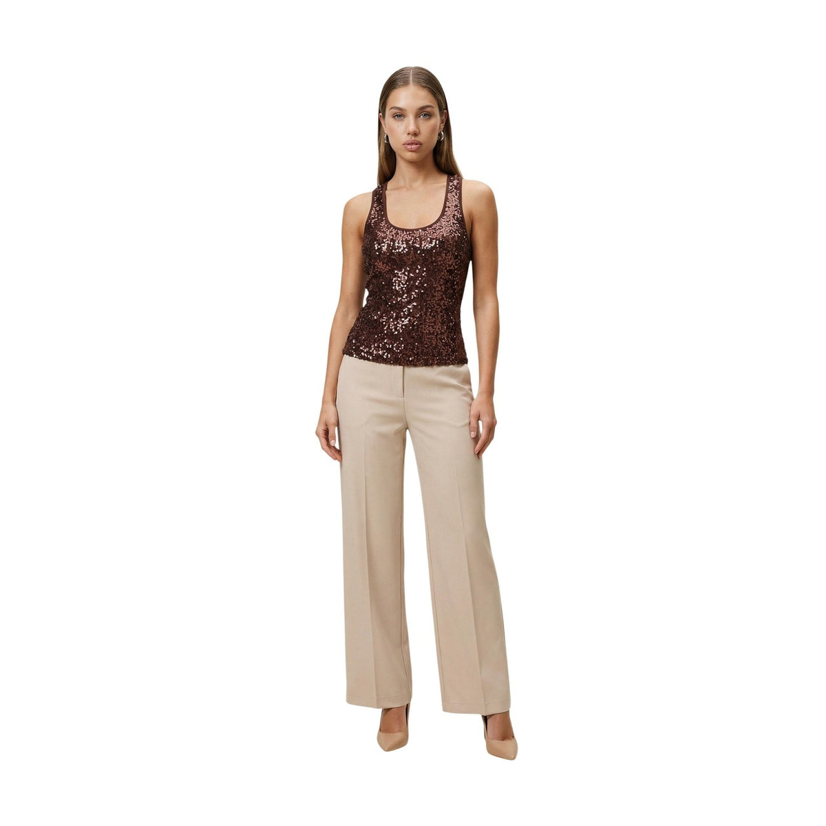 Canotta Artigli ACCN005082; Paillettes all-over. Vestibilità slim, girocollo ampio, poliestere premium. Top donna elegante, luminoso e rifinito per party ed eventi. Colore marrone. Vista frontale Figura intera