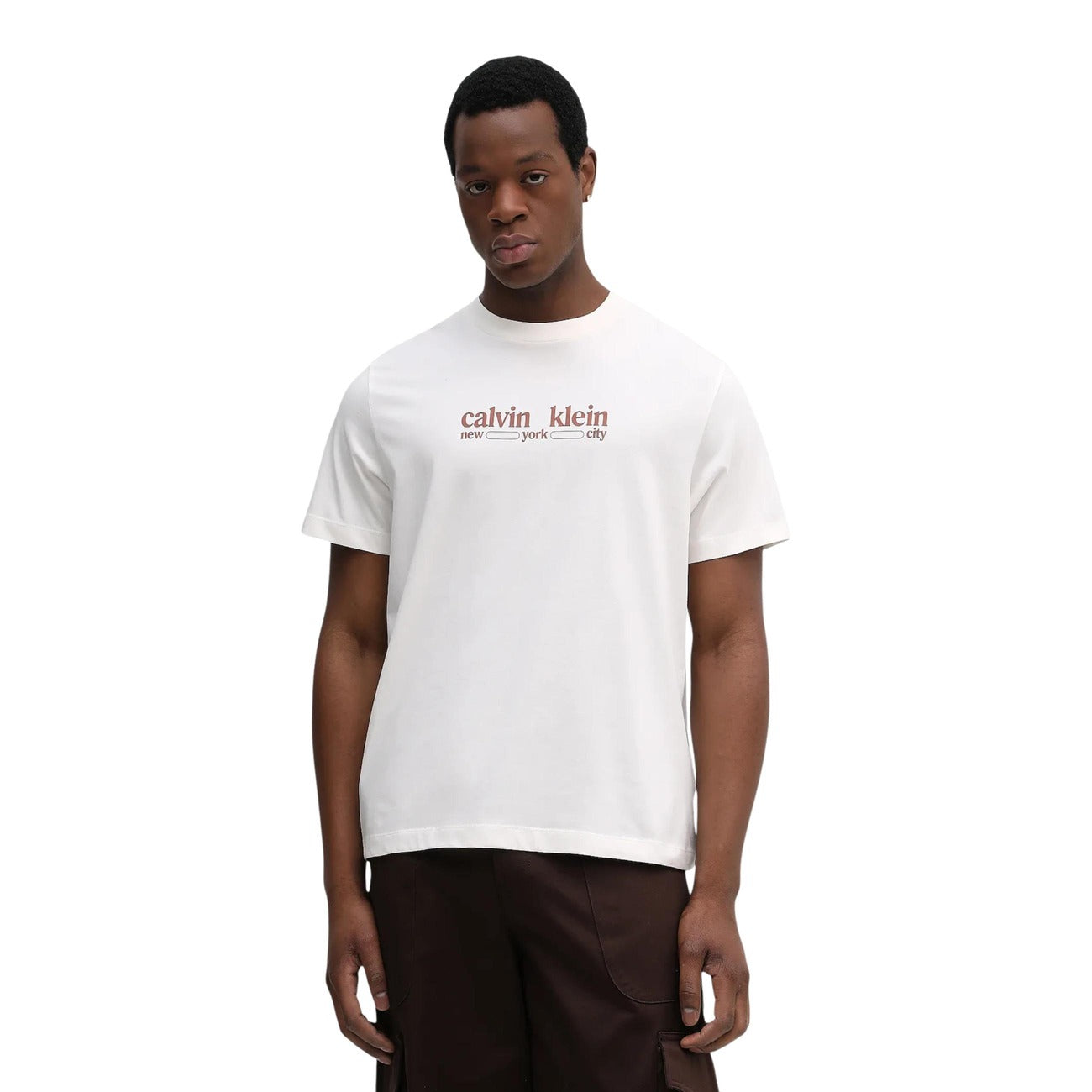 T-shirt Calvin Klein Jeans bianco NYC; 100% Cotone. Logo frontale stampato, maniche corte, vestibilità regular. Capo versatile 4 stagioni, stile casual-urbano autentico.