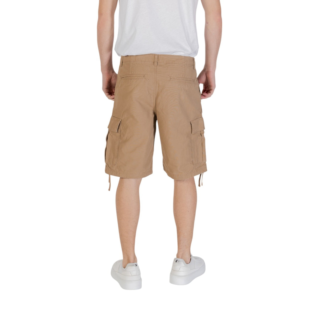 Bermuda cargo Jack & Jones Barkley in 100% cotone marrone (brown); design multitasche con tasconi laterali sulla gamba, tasche posteriori e cintura in tessuto coordinata inclusa. Vista posteriore