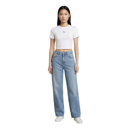 T-shirt cropped Calvin Klein Jeans con logo ricamato, maniche corte e tessuto stretch aderente. Figura intera