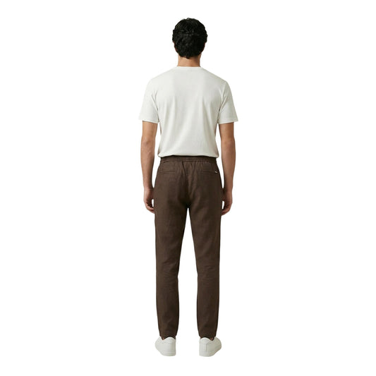 Gianni Lupo Pantaloni marroni Regular Comfort; 100% Lyocell leggero, vita con elastico e cordoncino, stile urban versatile perfetto per il tempo libero e le giornate calde. Vista posteriore