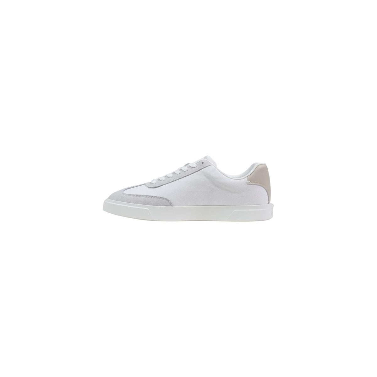 Calvin Klein Cotton Sneakers HM0HM02236; 100% cotone sostenibile, logo CK, suola piatta. Il design essenziale per uno stile di vita attento all'ambiente. Colore bianco