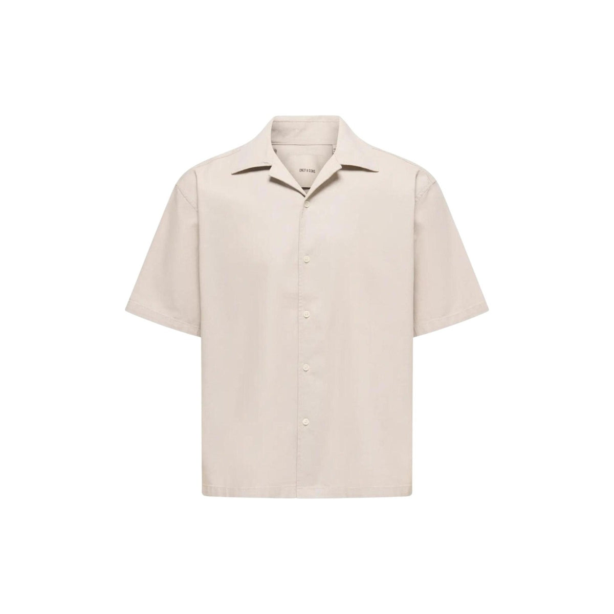 Only & Sons Onsreid Resort Shirt; cotone stretch, maniche corte, colletto classico, bottoni a contrasto. La camicia essenziale per il tuo stile estivo. Colore beige vista frontale stesa