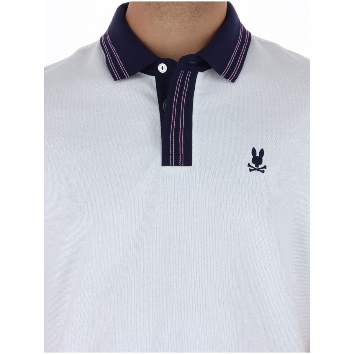 Polo Psycho Bunny Bianca; 100% Cotone Pima. Logo ricamato, bordature a contrasto, vestibilità classica con orlo a coda di tennis. Tessuto ultra-morbido e traspirante, ideale per la stagione Primavera/Estate. Dettaglio colletto