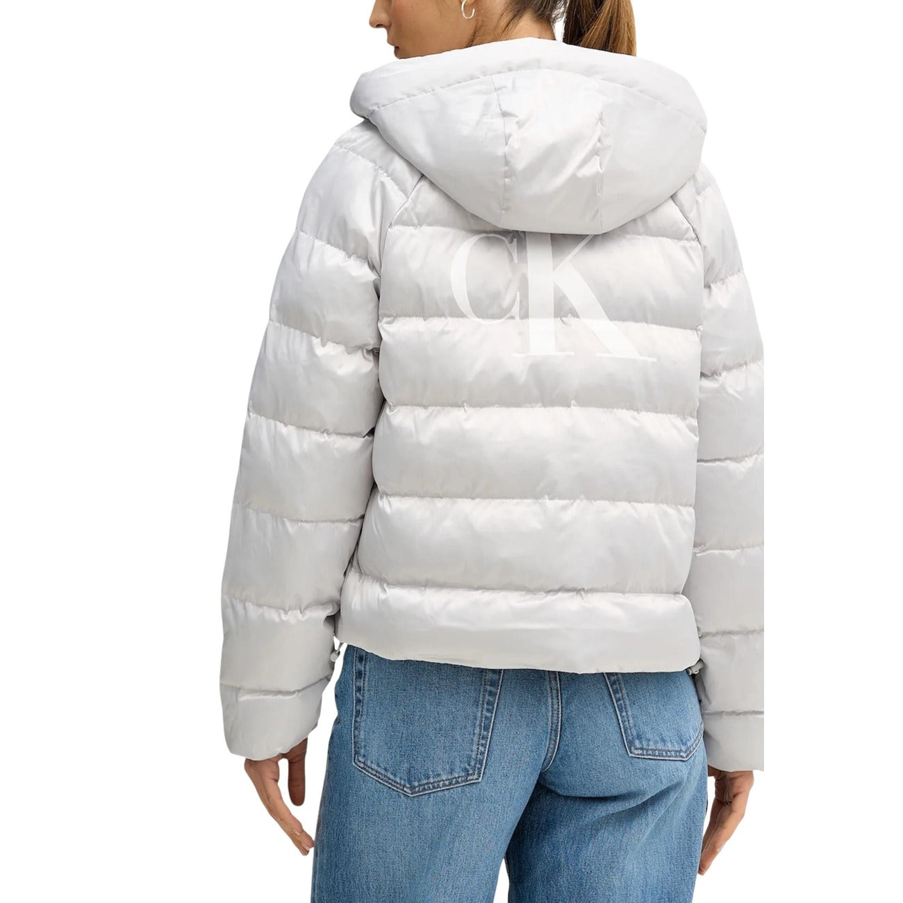 Calvin Klein Jeans Giubbotto invernale grigio chiaro con cappuccio LIGHTWEIGHT LOGO Donna Indossato da modella vista posteriore retro dettaglio logo