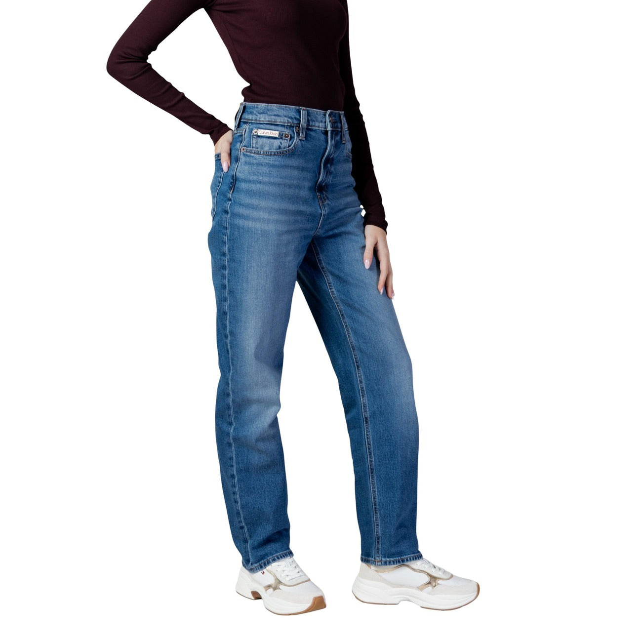 Jeans Mom Calvin Klein; Blu. 98% Cotone, 2% Elastam. Vita alta, gamba dritta, 5 tasche. Vestibilità regular, stile casual iconico per ogni occasione. Frontale laterale