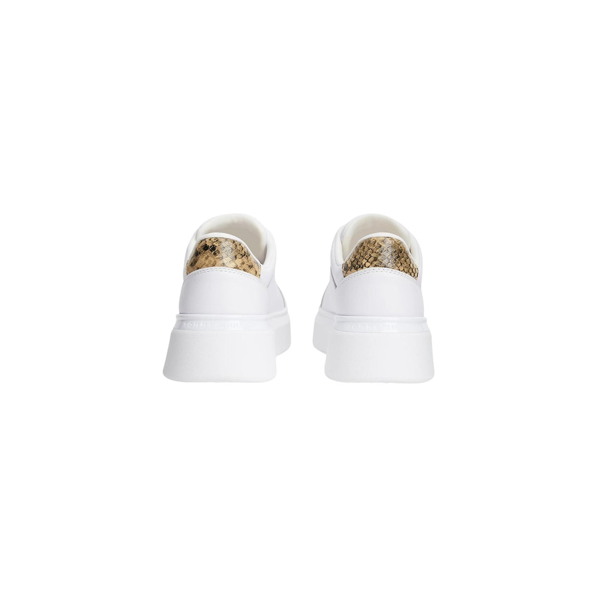 Sneakers bianchi donna Tommy Hilfiger FW0FW09456YBS. Scarpe da ginnastica basse in pelle bianca con dettagli pitonati sul tallone, suola platform e logo TH dorato.