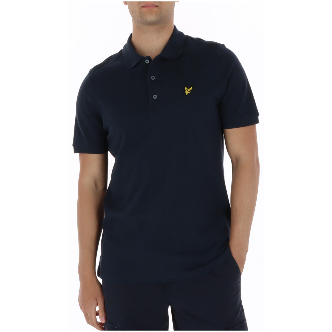 Polo Jacquard Testurizzata; Cotone Stretch. Trama a rilievo, vestibilità regolare, tessuto elastico. Maglia uomo girocollo ricercata e confortevole per la PE26. Colore blu scuro