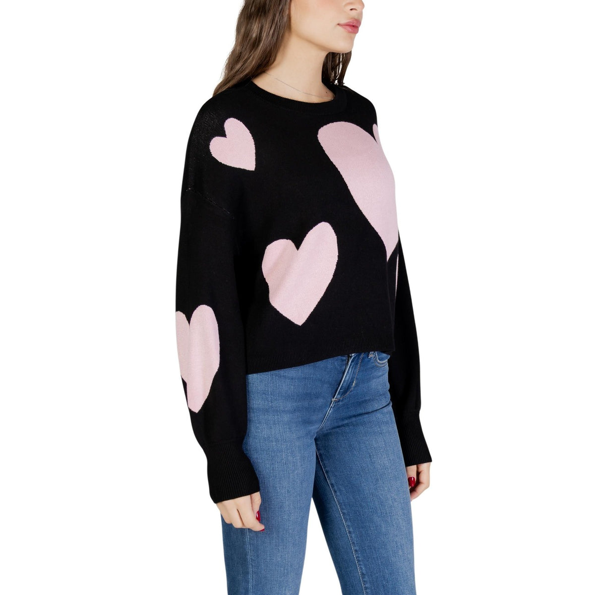 Maglia Only donna nera con stampa cuori rosa scollo tondo - vista frontale laterale indossata da modello