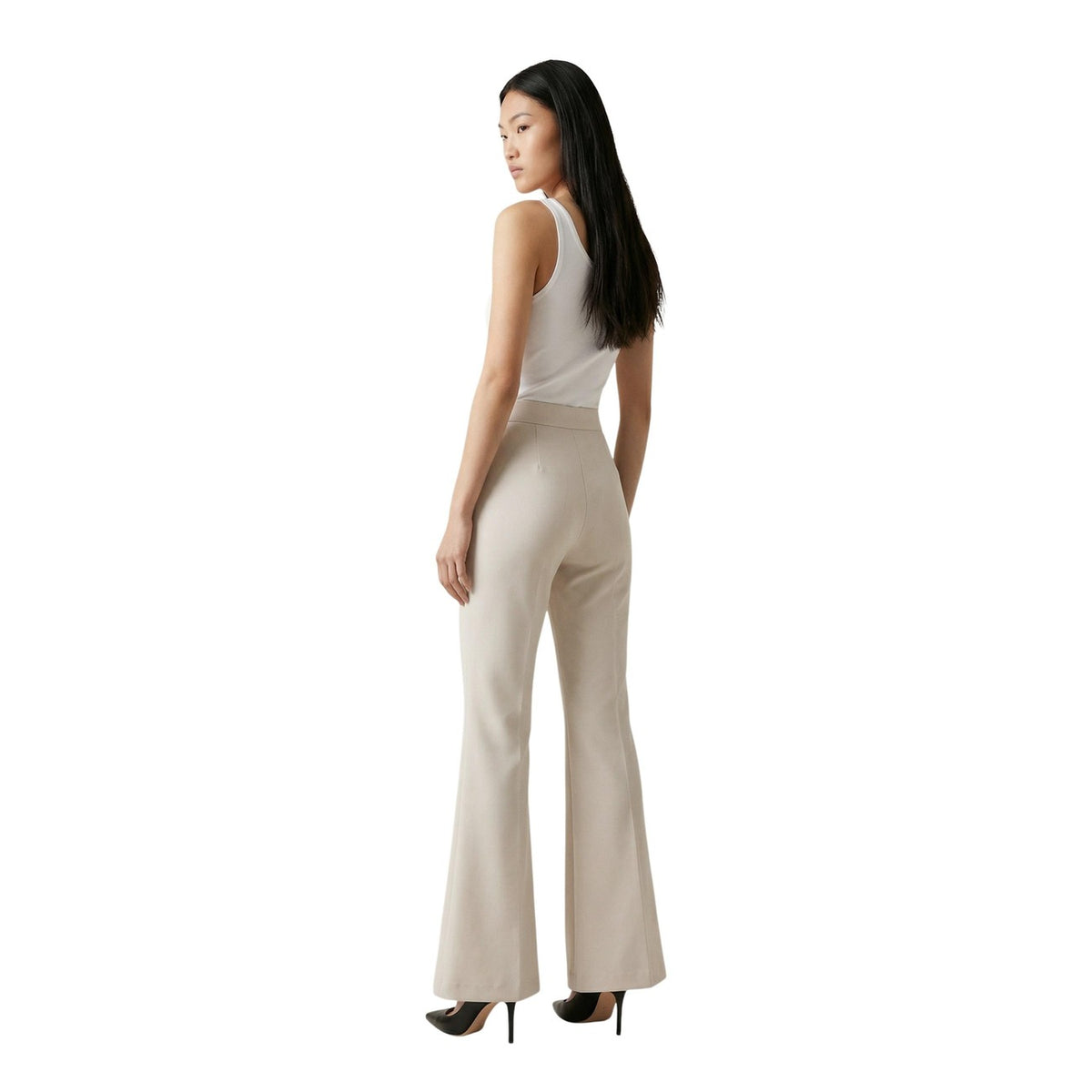 Artigli Pantaloni Bootcut Stretch; vita alta, cucitura centrale e bottone gioiello. Vestibilità confortevole ed elegante che slancia la figura. Vista posteriore