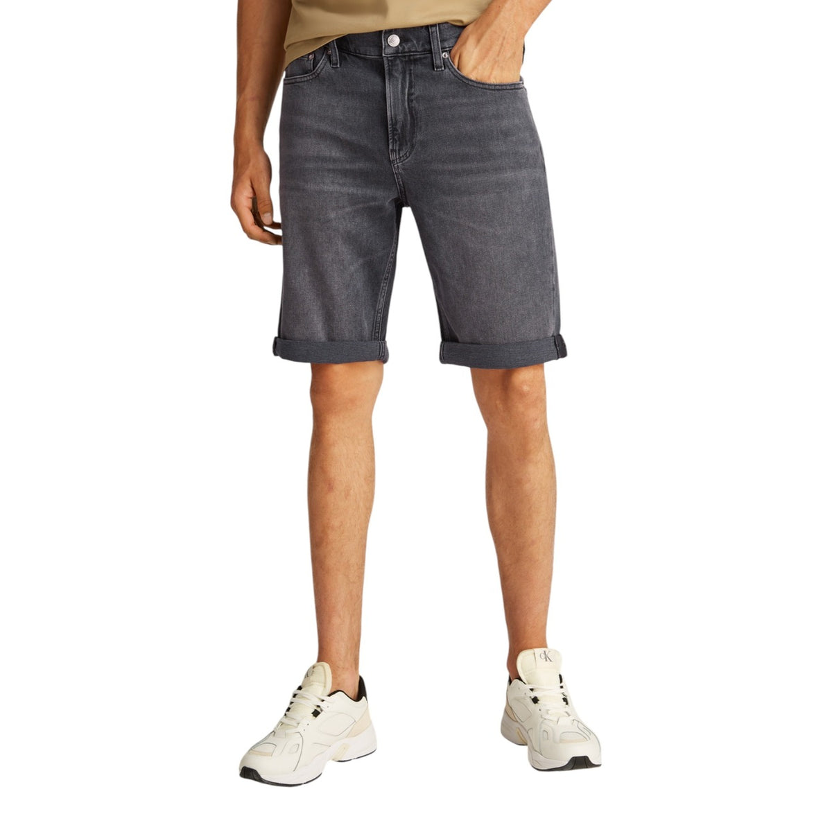 Bermuda Calvin Klein Jeans J30J327515, colore grigio, misto cotone organico ed elastane; chiusura con zip e bottone, vestibilità regular per la stagione primavera/estate. Vista frontale