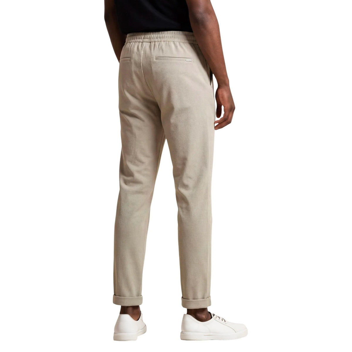 Pantaloni Antony Morato Cody; 55% poliestere, 40% cotone, 5% elastam. Regular fit, vita con coulisse, piega centrale, badge metallico. Pantalone ibrido elegante e confortevole. Colore beige vista posteriore