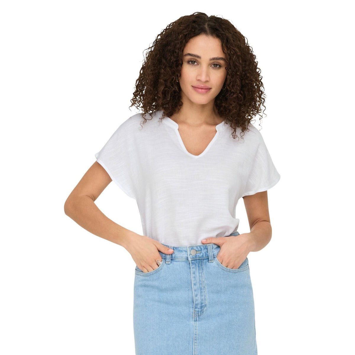 Blusa JDY Jdycaya; 90% viscosa, 10% lino. Scollo a V con dettaglio spacco, maniche corte, vestibilità morbida. Top estivo leggero, fresco e traspirante. Colore bianco vista frontale