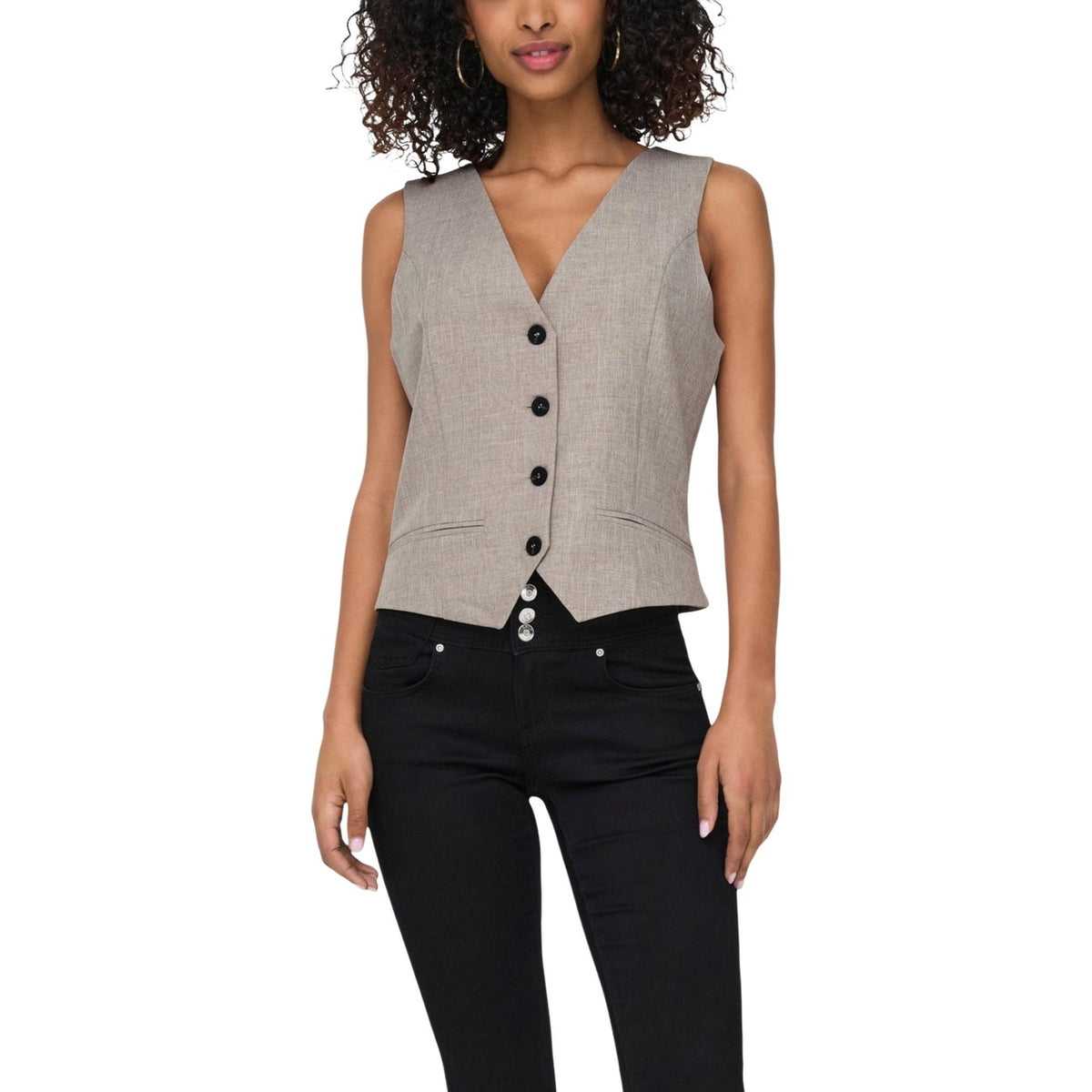 Gilet Only donna beige smanicato con bottoni scollo a V profondo 97% poliestere 3% elastan - vista frontale indossata da modello figura intera