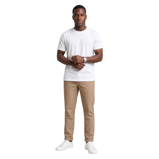 Pantaloni Regular Marroni Hydra Clothing; 100% Cotone. Fantasia a micro righe, tasche oblique, vestibilità rilassata. Leggeri e confortevoli, ideali per un look moderno e versatile. Figura intera frontale