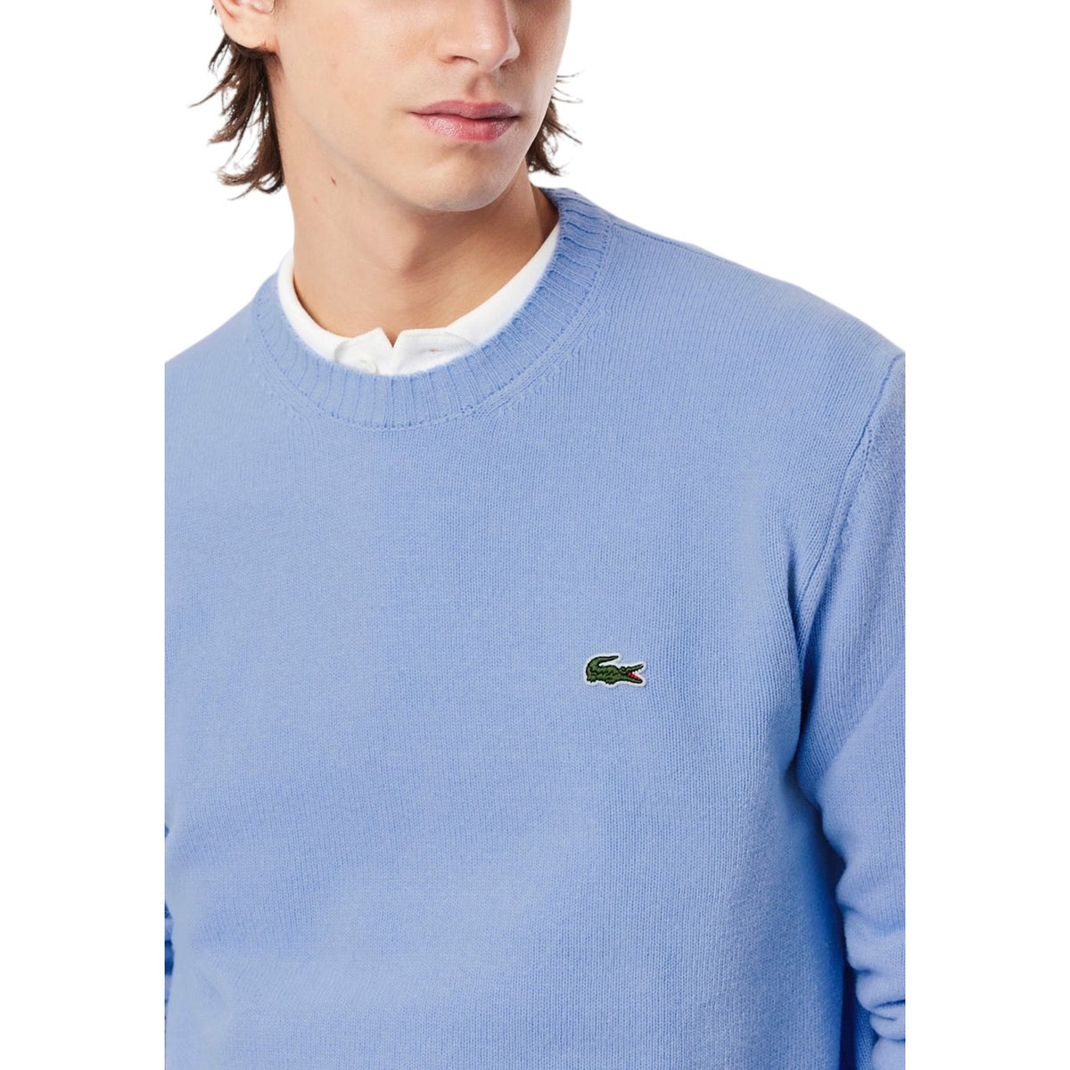 Maglione Lacoste girocollo in lana cardata uomo azzurro maniche lunghe scollo tondo 100% lana - vista frontale indossato da modello dettaglio logo
