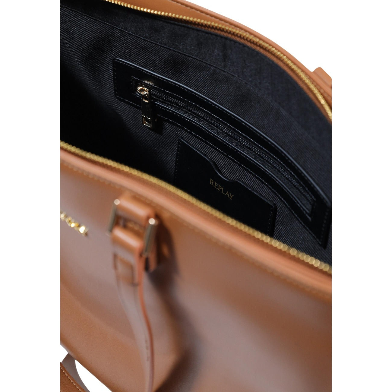 Borsa Shopper Replay Marrone; 100% Poliestere. Chiusura con zip, logo metallico, doppie maniglie. Design minimalista 4 stagioni, spaziosa e leggera. Perfetta per ufficio e shopping. Vista interna