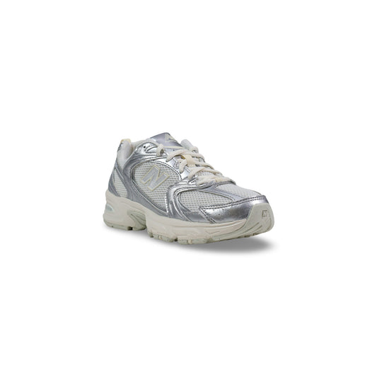 New Balance 530 U5303IR; sneakers unisex, effetto metallizzato, tecnologia ABZORB, traspirante. Il must-have sportivo per la tua stagione SS26. Vista frontale