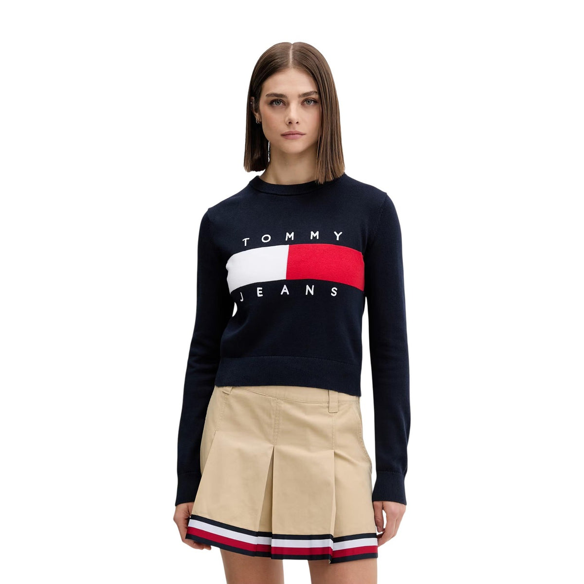 Maglia Tommy Jeans donna blu DW0DW22930. Pullover girocollo in 100% cotone biologico con logo flag oversize intarsiato sul petto, vestibilità regular e spalle calate, abbigliamento donna autunno inverno.