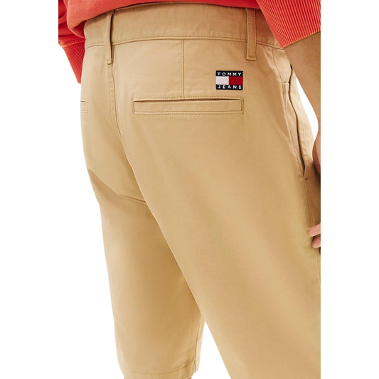 Tommy Jeans Chino Shorts; twill di cotone stretch, slim fit, tasche a filetto, logo ricamato. Il must-have raffinato per la tua estate. Colore beige. Vista posteriore