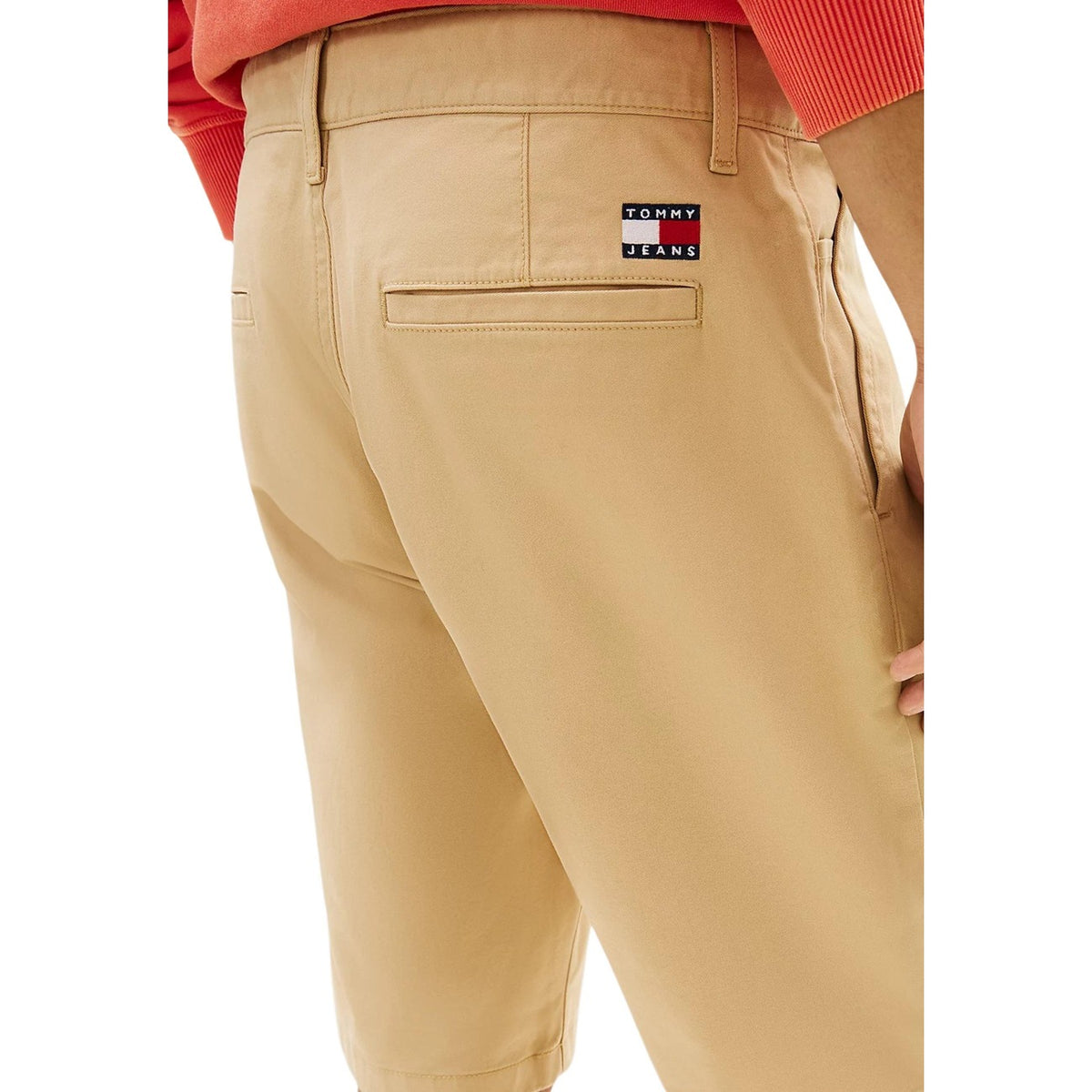 Tommy Jeans Chino Shorts; twill di cotone stretch, slim fit, tasche a filetto, logo ricamato. Il must-have raffinato per la tua estate. Colore beige. Vista posteriore