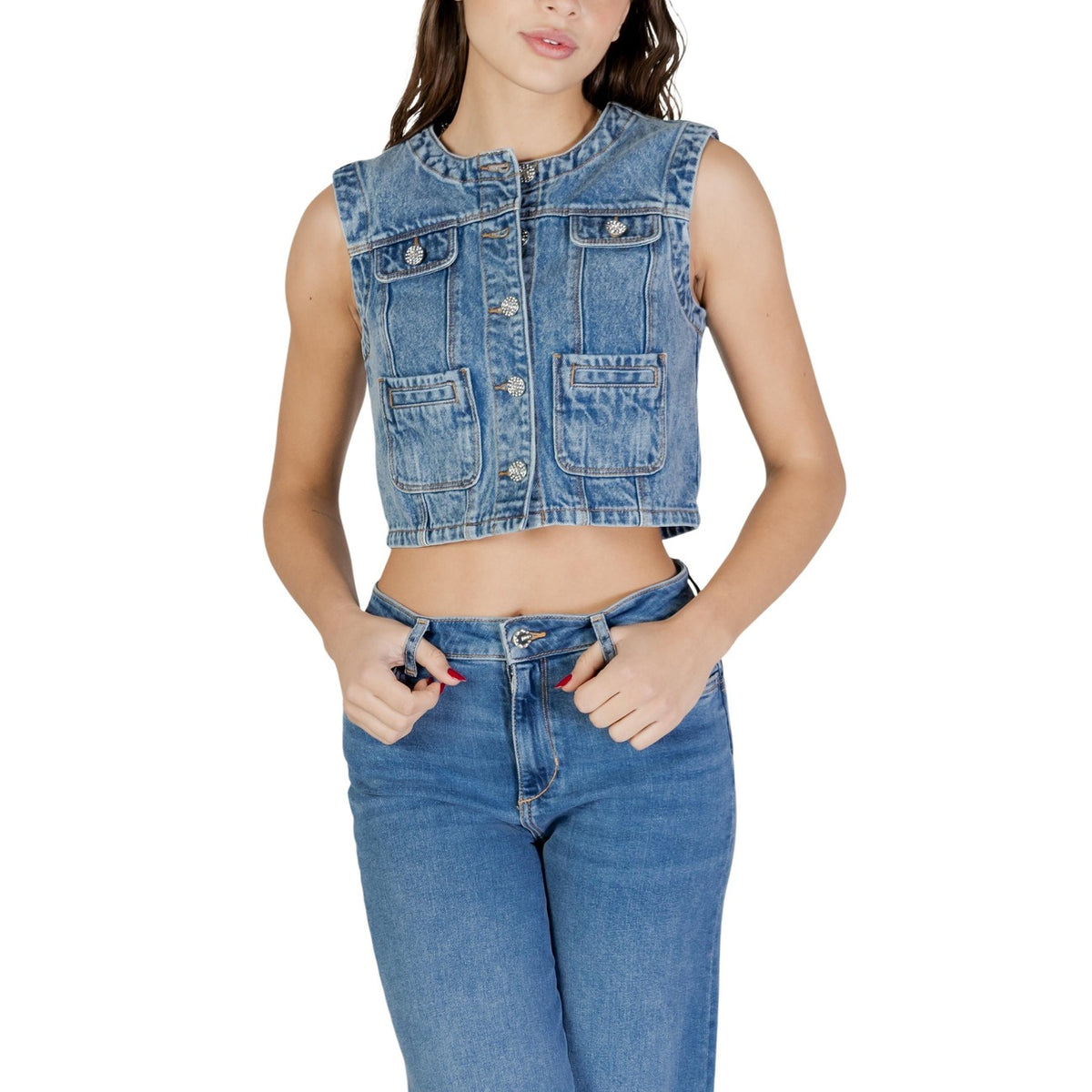 Gilet Morgan De Toi donna blu denim jeans con bottoni senza maniche tasche anteriori 100% cotone - vista frontale indossato da modello