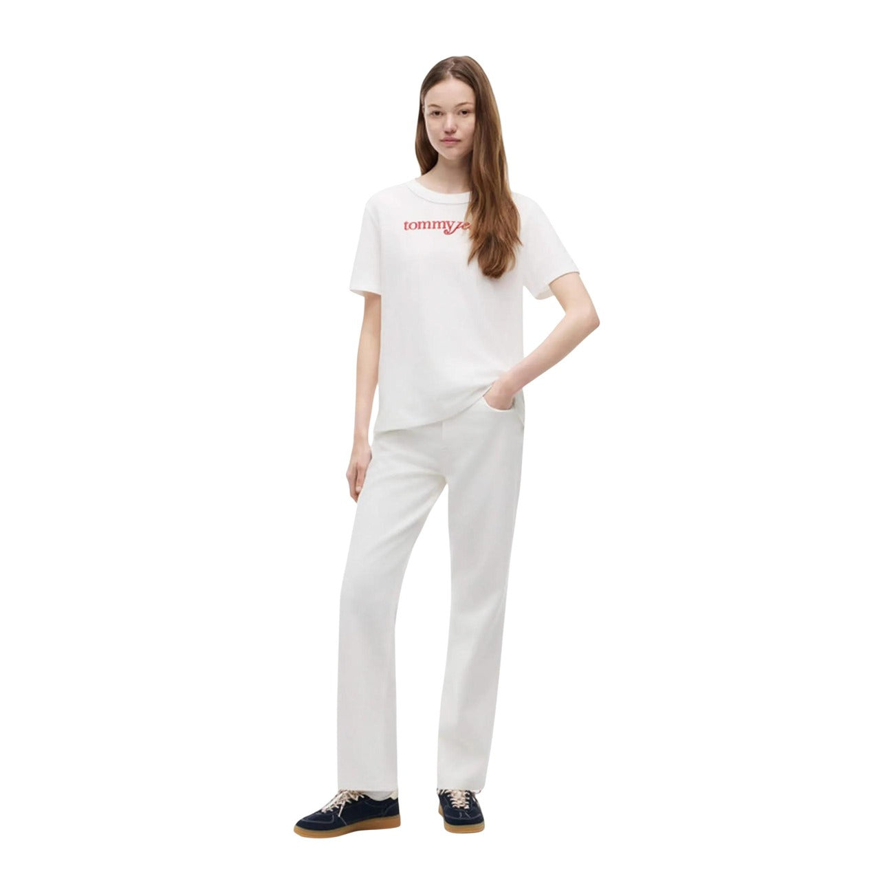 T-shirt Tommy Jeans donna bianca modello DW0DW22812. Maglietta a maniche corte casual in cotone biologico e sostenibile con logo ricamato a rilievo sul davanti e scollo tondo, stile streetwear urban minimale per la primavera estate.