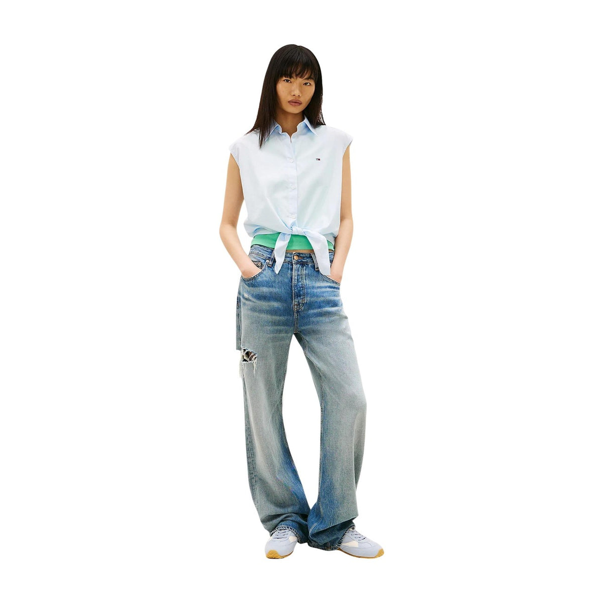 Tommy Hilfiger Jeans Shirt DW0DW22212; 100% cotone rigenerato, design senza maniche, nodo in vita, fit oversize. La camicia trendy e sostenibile per la bella stagione. Vista frontale figura intera